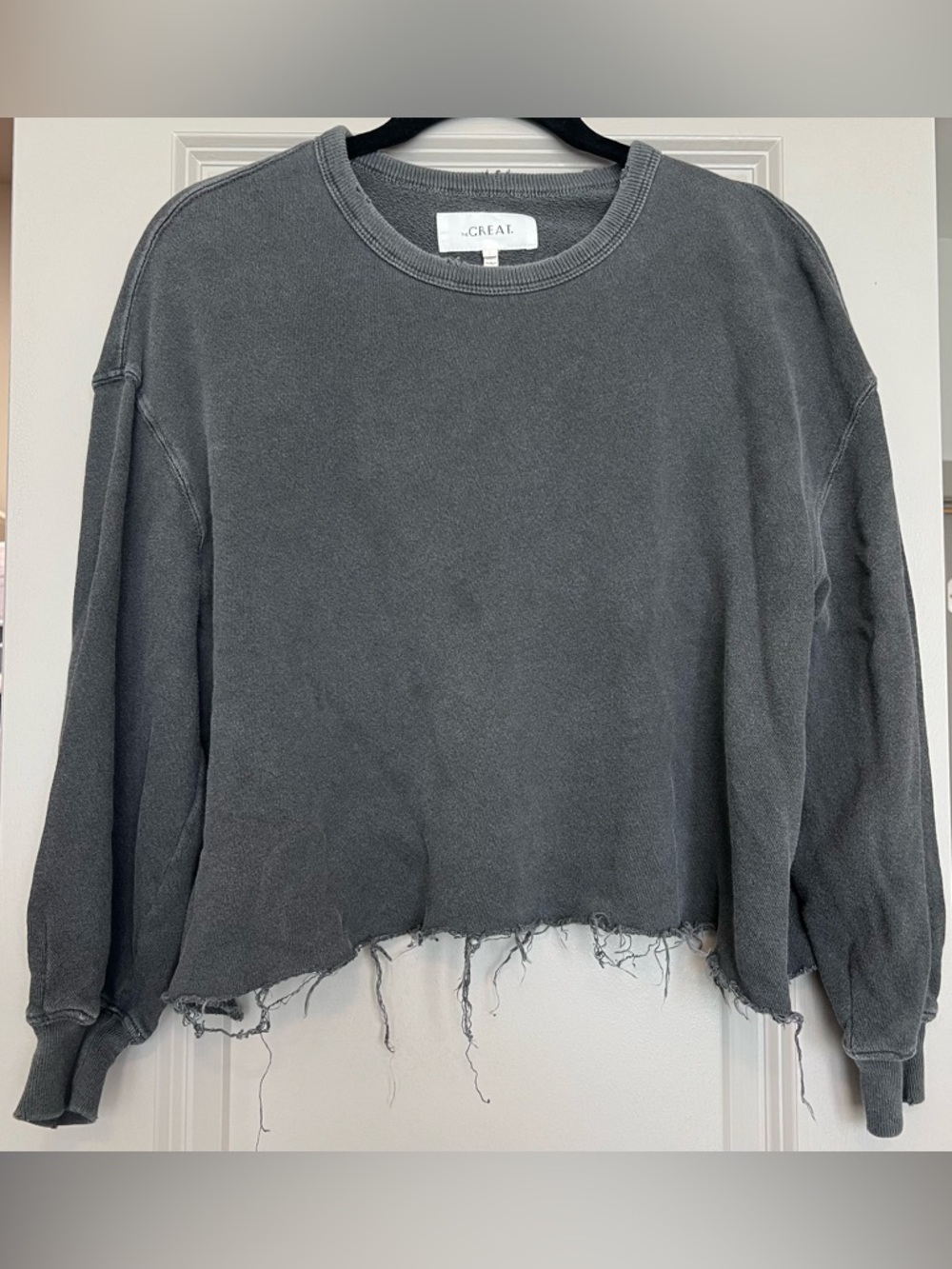 THE GREAT. Women's Charcoal Gray Distressed Raw-Hem Crewneck Sweatshirt